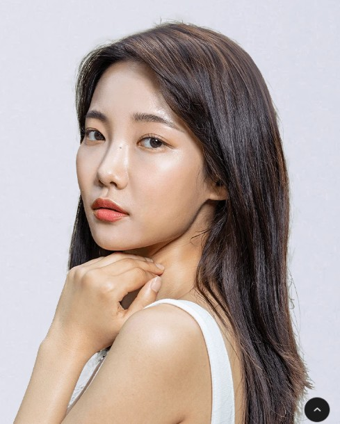 Yaan Clinic Seoul dermatologist providing Potenza RF Microneedling