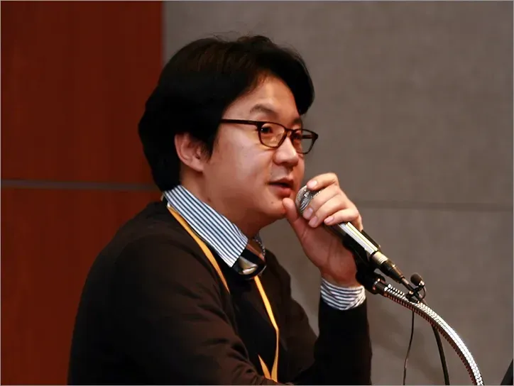 Sofwave Fit をテーマにした医学講演で登壇する Yaan Clinic の医師
