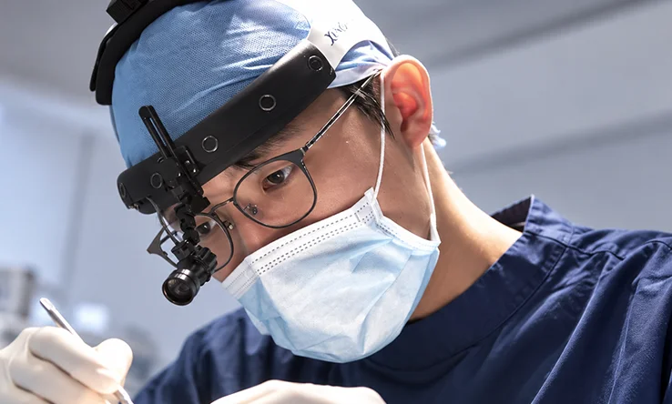 Medical professional performing a precision procedure as part of personalized stem cell treatment at Yaanclinic