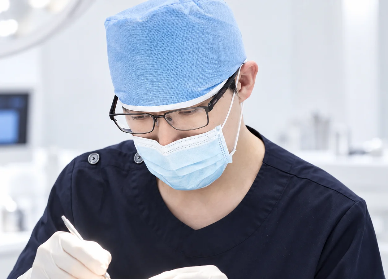 Medical professional performing a precision procedure for personalized stem cell therapy at Yaanclinic in Gangnam, Seoul, Korea